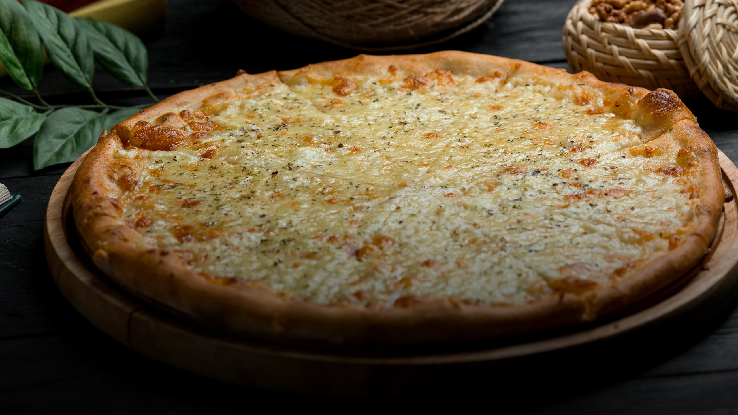 Pizza mozzarella: el abundante queso mozzarella crea una pizza clásica y ampliamente solicitada